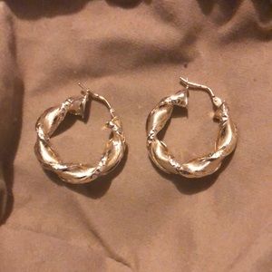 Arte d’ Oro 1” Datin Finish Twist Hoop Earrings, 18k gold